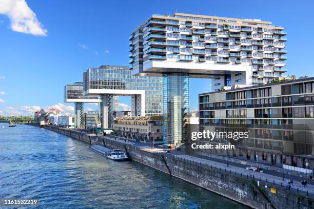 kranhäuser gebouwen in keulen - köln skyline stockfoto's en -beelden