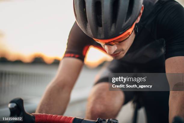 guy racing fiets rijder - triathlete stockfoto's en -beelden