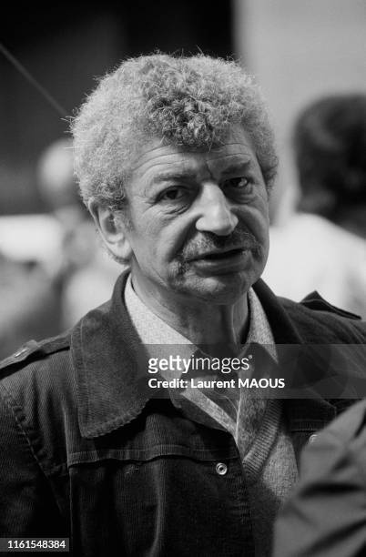 Le réalisateur Yves Robert lors du tournage du film 'Un éléphant ça trompe énormément', à Paris en France, en juin 1976.