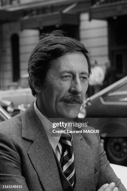 Acteur Jean Rochefort lors du tournage du film 'Un éléphant ça trompe énormément', en France, à Paris en juin 1976.