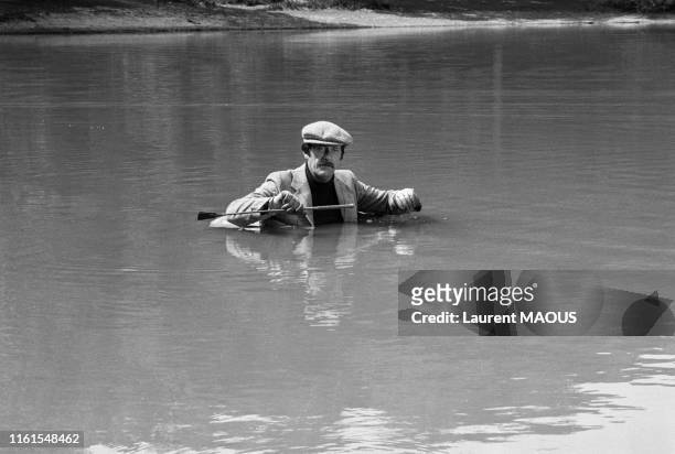Acteur Jean Rochefort traverse une étendue d'eau dans une scène du film 'Un éléphant ça trompe énormément' réalisé par Yves Robert, à Paris en...