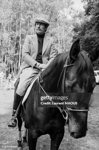 Acteur Jean Rochefort dans une scène du film 'Un éléphant ça trompe énormément' réalisé par Yves Robert, à Paris en France, en juin 1976.