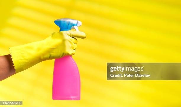 man cleaning - genderblend fotografías e imágenes de stock