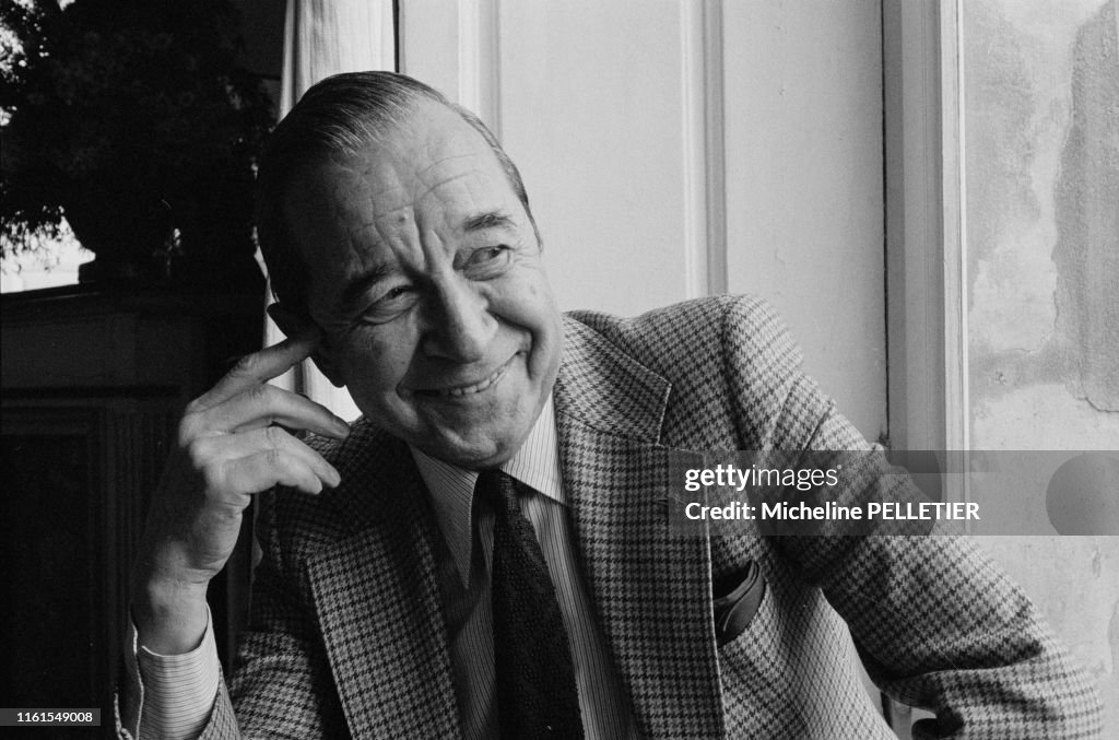 Andre Roushan L'auteur dramatique français André Roussin chez lui à Paris en mars ...