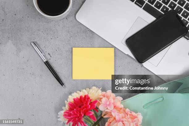 post it note and laptop on desk - johnny stark stock pictures, royalty-free photos & images