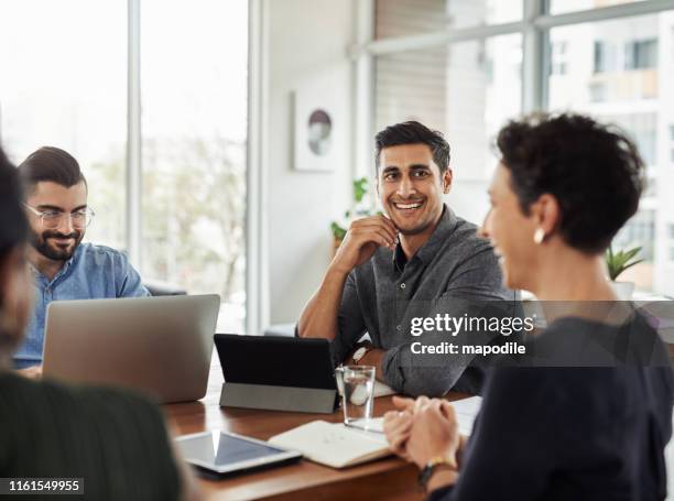 hay mucho por lo que sonreír cuando - indian ethnicity fotografías e imágenes de stock