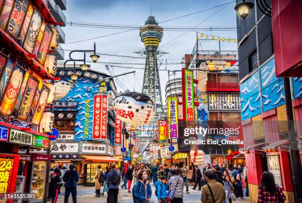 torre de osaka y vista de los anuncios de neón en el distrito de shinsekai al atardecer, osaka, japón - cultura japonesa fotografías e imágenes de stock