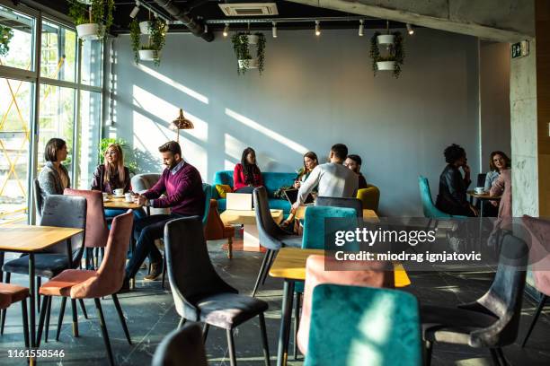 modern coffee shop with customers - ciber café imagens e fotografias de stock