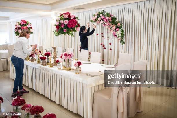 tout est presque fini pour la cérémonie de mariage - établissement de loisirs et divertissements photos et images de collection