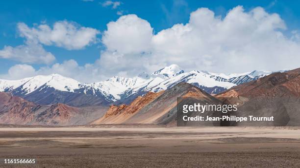 colorful mountain in the pamir range, tajik national park, badakhshan, tajikistan, central asia - steppeklimaat stockfoto's en -beelden