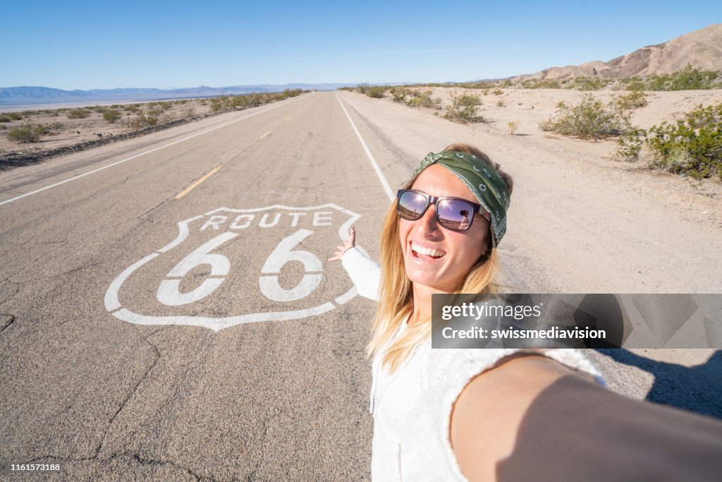 Frau macht Selfie auf route 66
