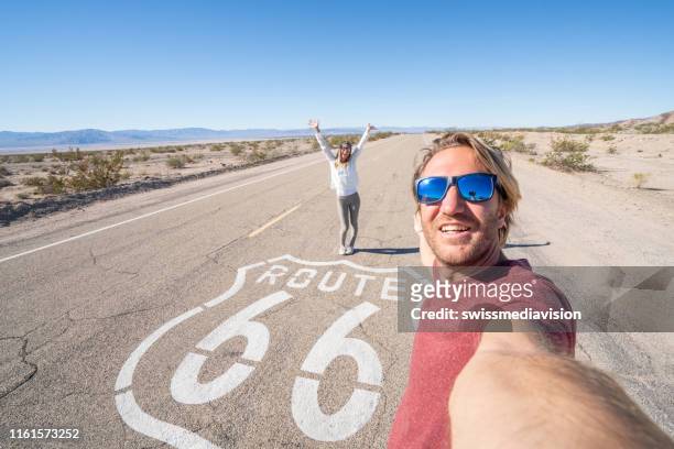 coppia di viaggi che si fa selfie sulla route 66 - route 66 foto e immagini stock