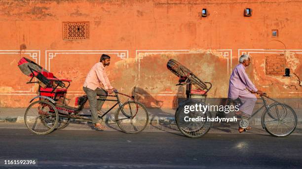 インド人男性がサイクル人力車に乗る、インド - 三輪タクシー ストックフォトと画像