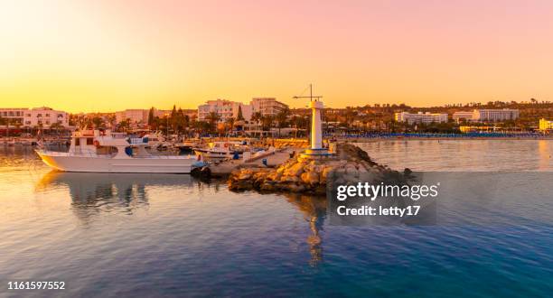 agia napa marina blick auf sonnenuntergang mit fischerbooten stock foto - agia napa stock-fotos und bilder