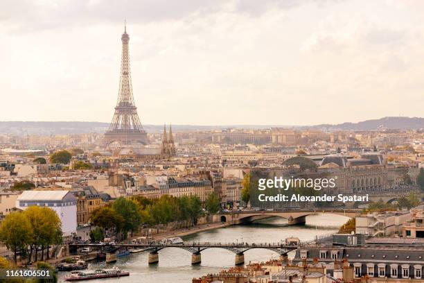 paris cityscape with eiffel tower and seine river, high angle view - paris foto e immagini stock