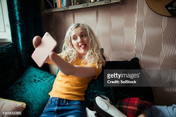 tiener meisje neemt een selfie - coolpad stockfoto's en -beelden