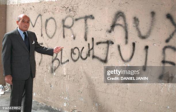 - Photo prise le 01 juin 1988 à Paris de Jean-Pierre Pierre-Bloch, adjoint UDF au Maire de Paris montrant du doigt des inscriptions antisémites qui...