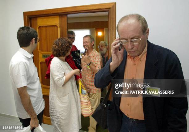 Le président de l'association anti-mondialisation Attac, Bernard Cassen , est au téléphone, le 23 août 2002 à Arles, à la sortie du conseil...