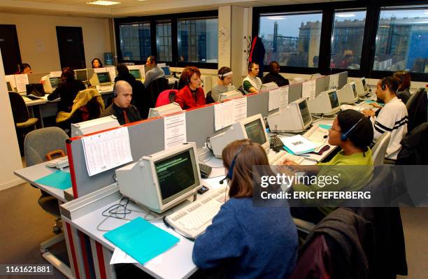 Des employés de l'institut de sondages SOFRES posent des questions par téléphone, le 14 janvier 2002 à Malakoff, qui constituent la matière première...