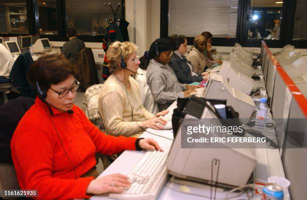 Des employés de l'institut de sondages SOFRES posent des questions par téléphone, le 14 janvier 2002 à Malakoff, qui constituent la matière première...