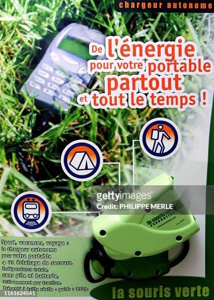 Photo, prise le 04 juillet 2002 à Paris, du chargeur autonome actionné à la main "La Souris verte". Le plus petit chargeur autonome au monde, mis au...