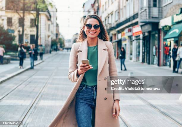 hermosa mujer en la ciudad - abrigo fotografías e imágenes de stock