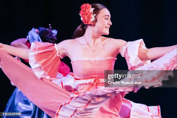 colombiaanse traditionele dansgroep - colombiaanse etniciteit stockfoto's en -beelden