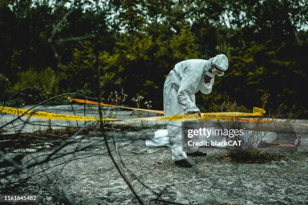 crime scene investigation, forensic examines the corpse - encontrar imagens e fotografias de stock