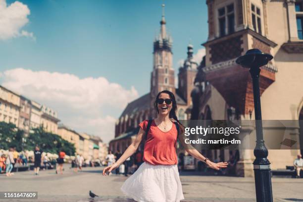 toeristische vrouw genieten van sprinkler in warme dag - krakow stockfoto's en -beelden