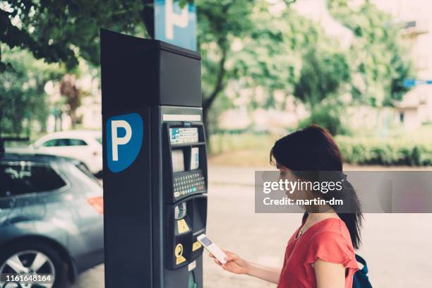 市内の駐車場のための非接触支払い - パーキングメーター ストックフォトと画像