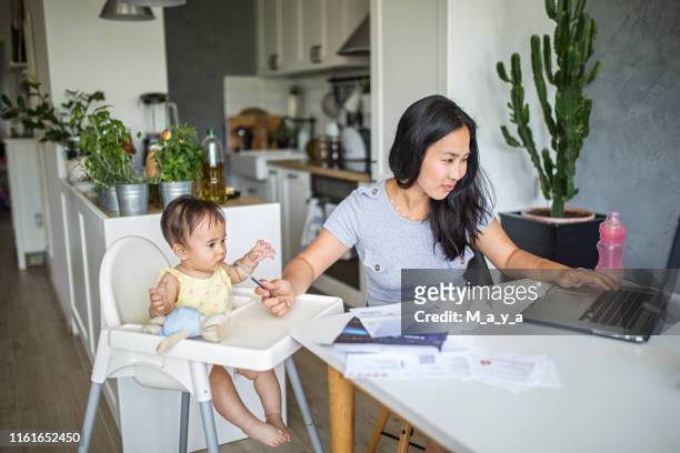 與寶寶一起工作和消時 - working mother 個照片及圖片檔