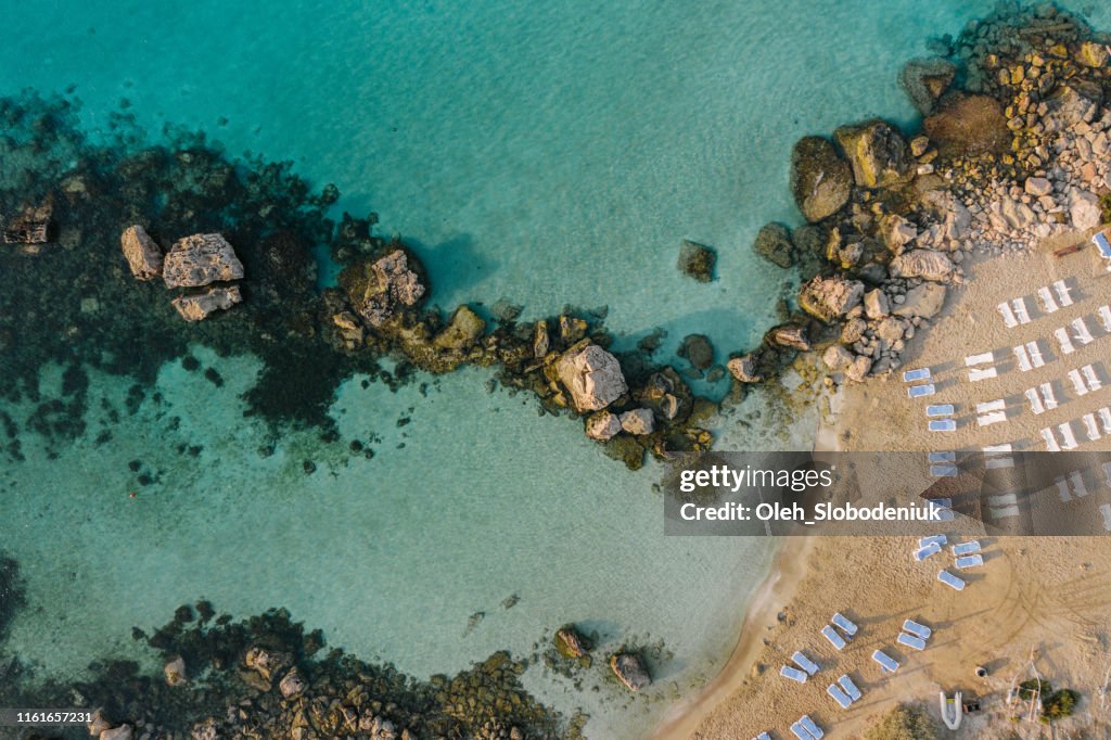 キプロスの青い傘を持つビーチの風光明媚な航空写真