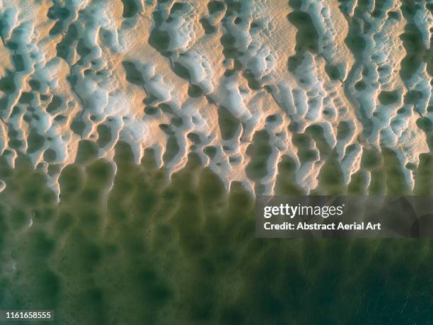 sand textures in the estuary, borth-y-gest, wales, united kingdom - gezeitentümpel stock-fotos und bilder