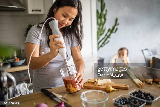 het maken van gezonde vruchten maaltijd voor baby - pureed stockfoto's en -beelden