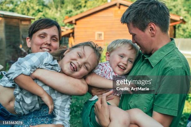 gelukkig familie plezier buitenshuis in de zomer - rus stockfoto's en -beelden