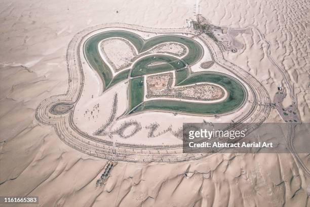 al qudra lakes as seen from above, dubai, united arab emirates - coeur symbole dune idée photos et images de collection