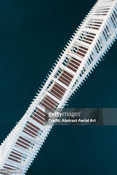 diagonal aerial shot of bridge crossing a river, united arab emirates - gulf countries stock-fotos und bilder