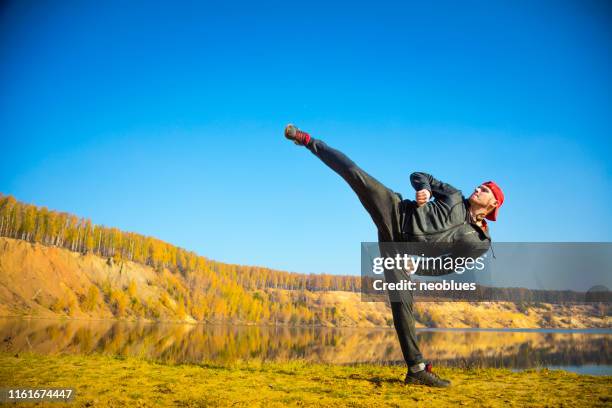 taekwondo åtgärder utgör i fall lake - hög spark bildbanksfoton och bilder