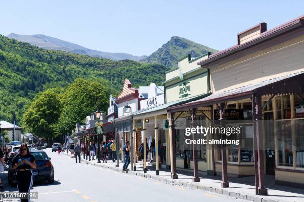 turisti che camminano per strada a arrowtown - arrowtown foto e immagini stock