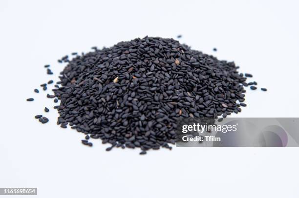 black sesame on white background - black seed oil - fotografias e filmes do acervo