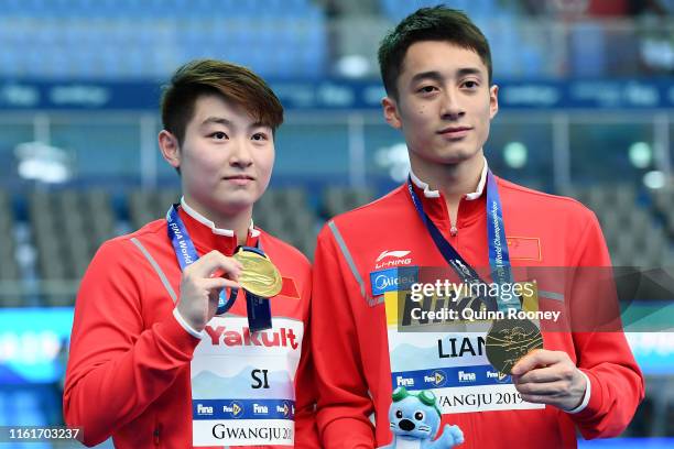 Gold medalists Yajie Si and Junjie Lian of China pose during the medal ceremony for the Mixed 10m Synchro Platform Final on day two of the Gwangju...