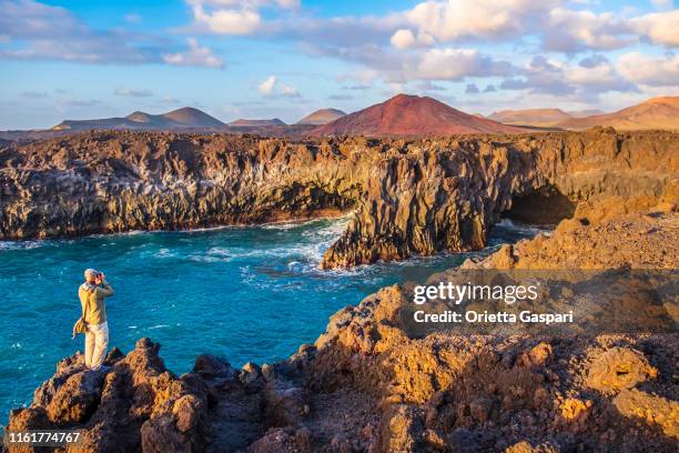 lanzarote, canarische eilanden: los hervideros, los volcanes natural park - lanzarote stockfoto's en -beelden