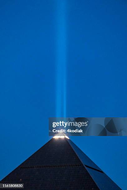 las vegas luxor hotel casino in de avonduren - mandalay bay resort casino stockfoto's en -beelden