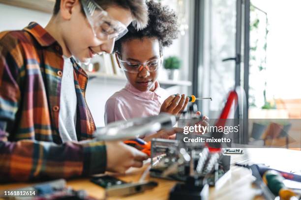 little engineers - stem imagens e fotografias de stock