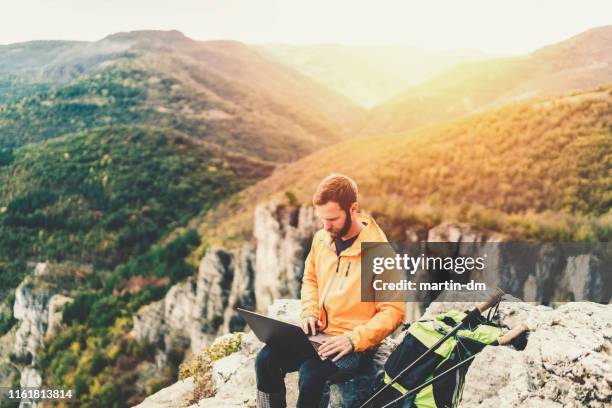 hiker resting on the mountain peak - pessoas nómadas imagens e fotografias de stock