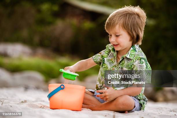 kleine süße junge spielen mit sand - 1 kid 1 sandbox stock-fotos und bilder