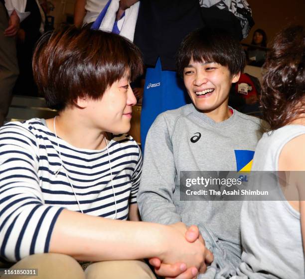 Kaori Icho shakes hands with her elderly sister Chiharu after her defeat by Risako Kawai in the Women's 57kg play-off match during the Wrestling...