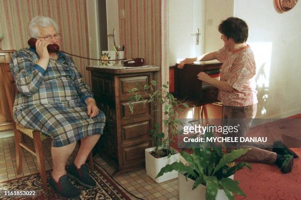 Cathy, employée de l'ADMR , s'occupe du ménage, le 29 octobre, chez Solange Brad, une dame âgée qui habite seule dans un petit pavillon à Tilly sur...