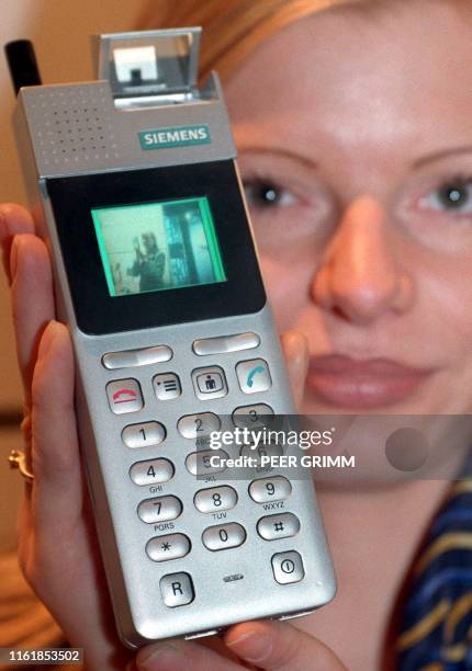 Photo prise le 09 février 1999 à Berlin d'un des derniers modèles de téléphone portable. Alors que le GSM, la norme européenne de téléphonie mobile,...