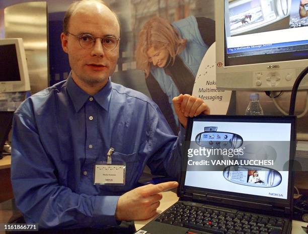 Un agent commercial de la société Nokia montre le futur portable video "Nokia Multimedia Messaging", le 01 février 2000 à Cannes, lors du "2000 GSM...